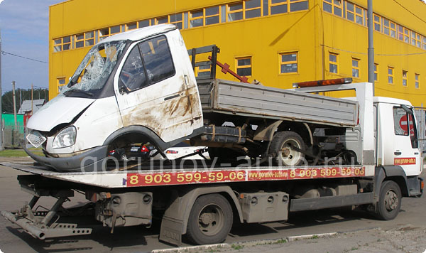Газель с оторванными колесами и переломленным кузовом на эвакуаторе Горюнов-Авто